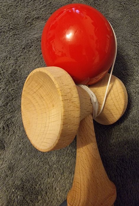 Mini kendama roșie