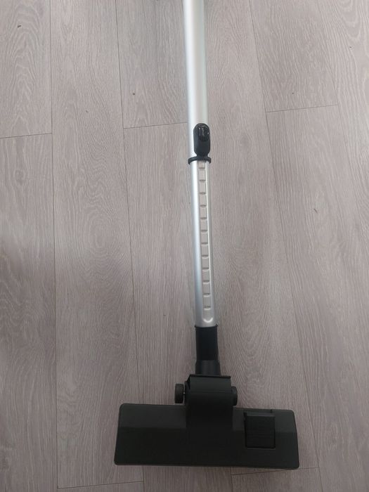 Aspirator vertical cu fir 1200w