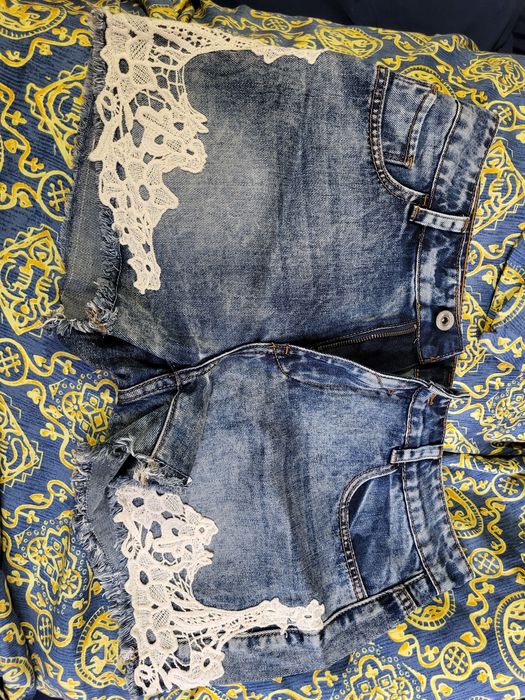 Pantaloni scurti de blugi