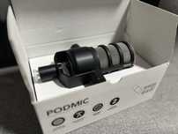 Microfon Rode Podmic + panou acustic pentru stand