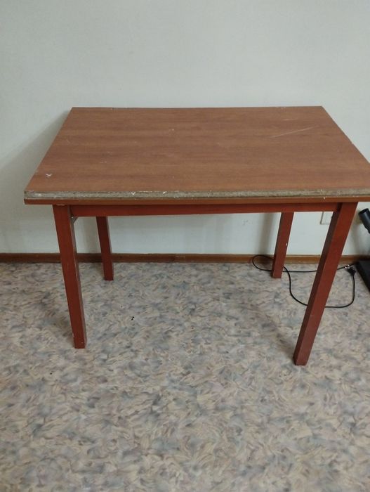 Отдам даром стол,  состояние не очень)))