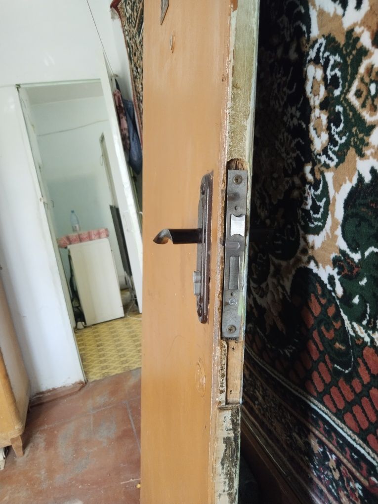 Продам деревянные входные двери