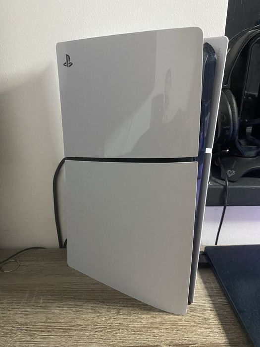 PS5 Slim cu 2 manete si joc Gran Turismo 7