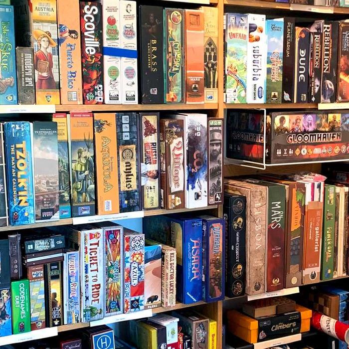Peste 100 de jocuri de societate, boardgames, board games la vanzare