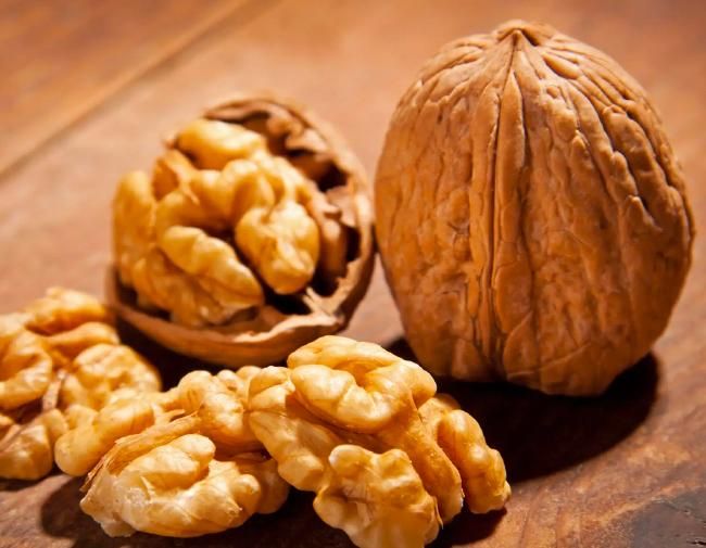 Vand miez de nuca de anul acesta