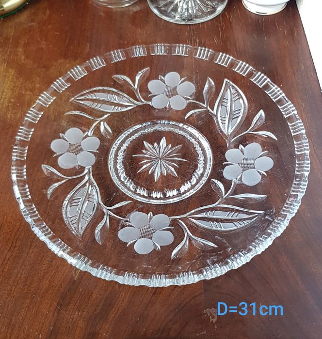 Platouri diferite din cristal