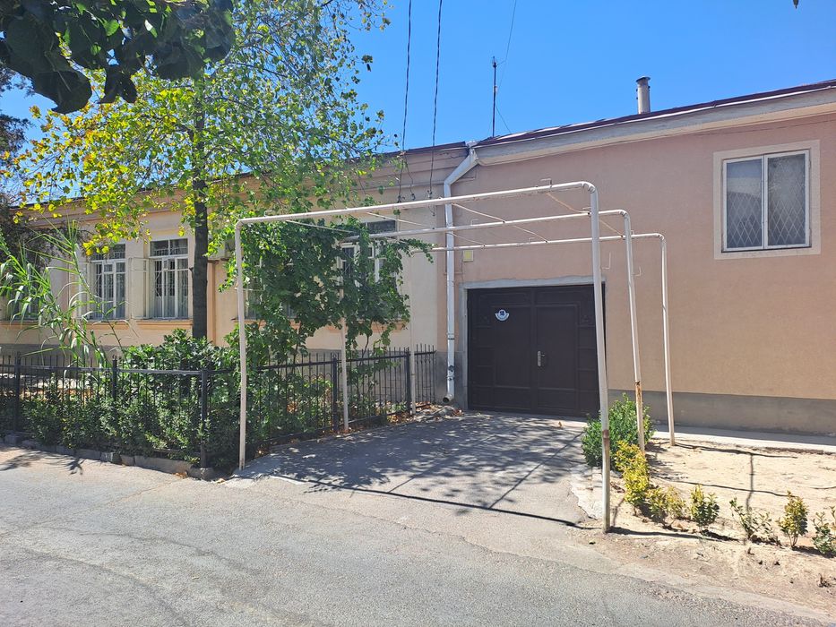 Uy sotiladi, 5,92 sot, 24 metr fasad, g'ishtli, bir qavatli. Hovlida a