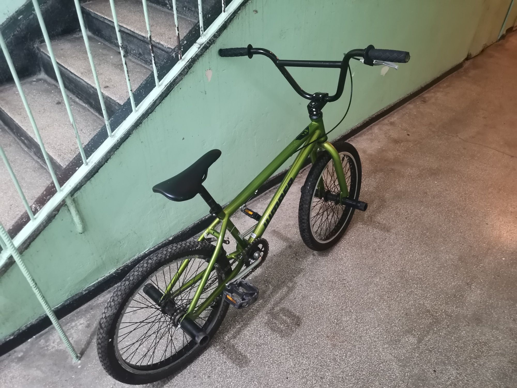 Vând bicicleta BMX