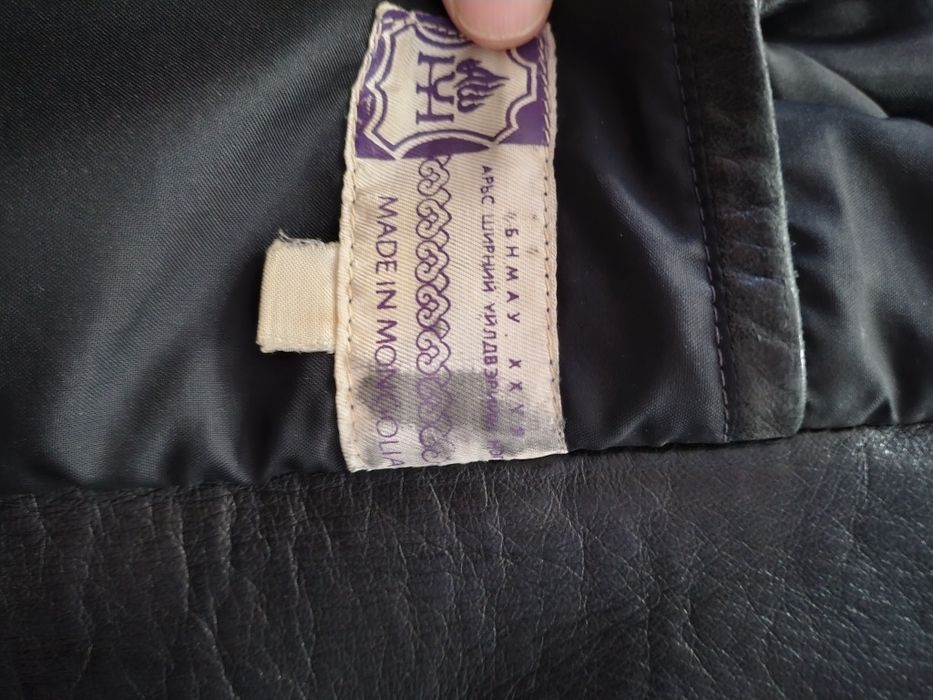 Vând geacă de piele tip sacou, culoare neagră,veche,producție Mongolia