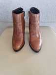 Ghete din piele, 37
