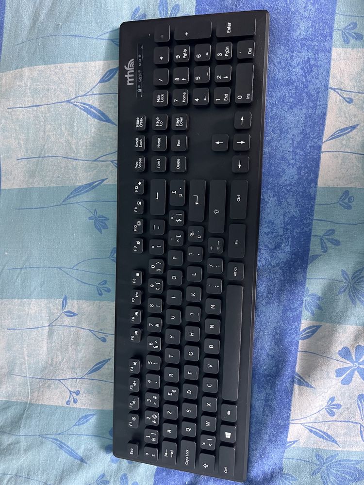 Tastatura wireless cu mouse inclus