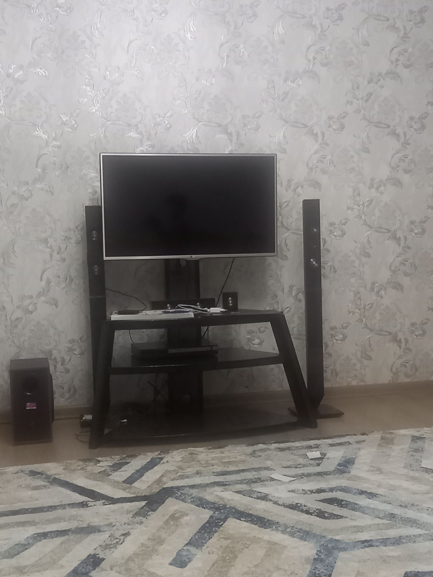 Продам подставку с колонками и DVD с  караоке