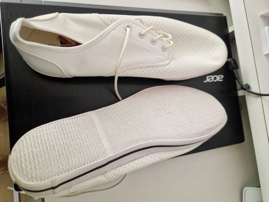 Бели изкуствени обувки мъжки  номер  45