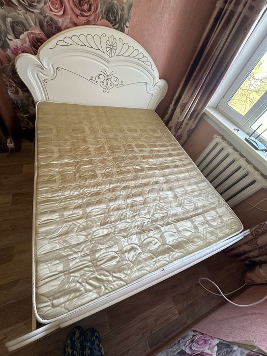Продам белый кровать с матрасом