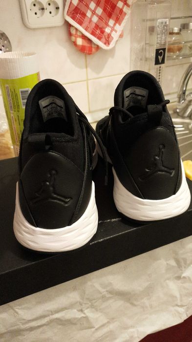 Adidași noi Jordan la jumătate din preț