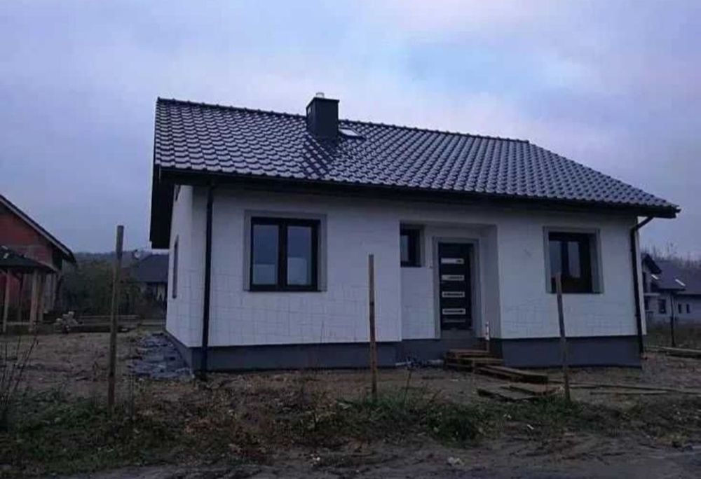 Casă pe structură metalică acoperită cu panouri sandwich