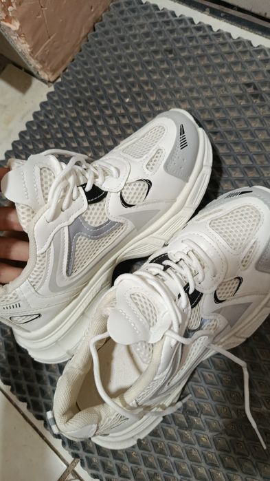 Продам женские кроссовки