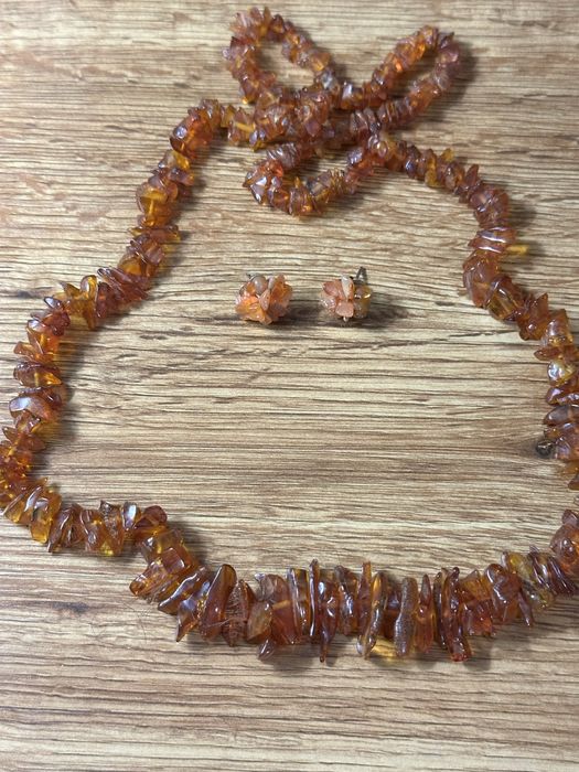 Колие от истински кехлибар с обици от Латвия.