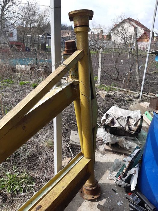 Brat macara cu actionare manuala pe lant