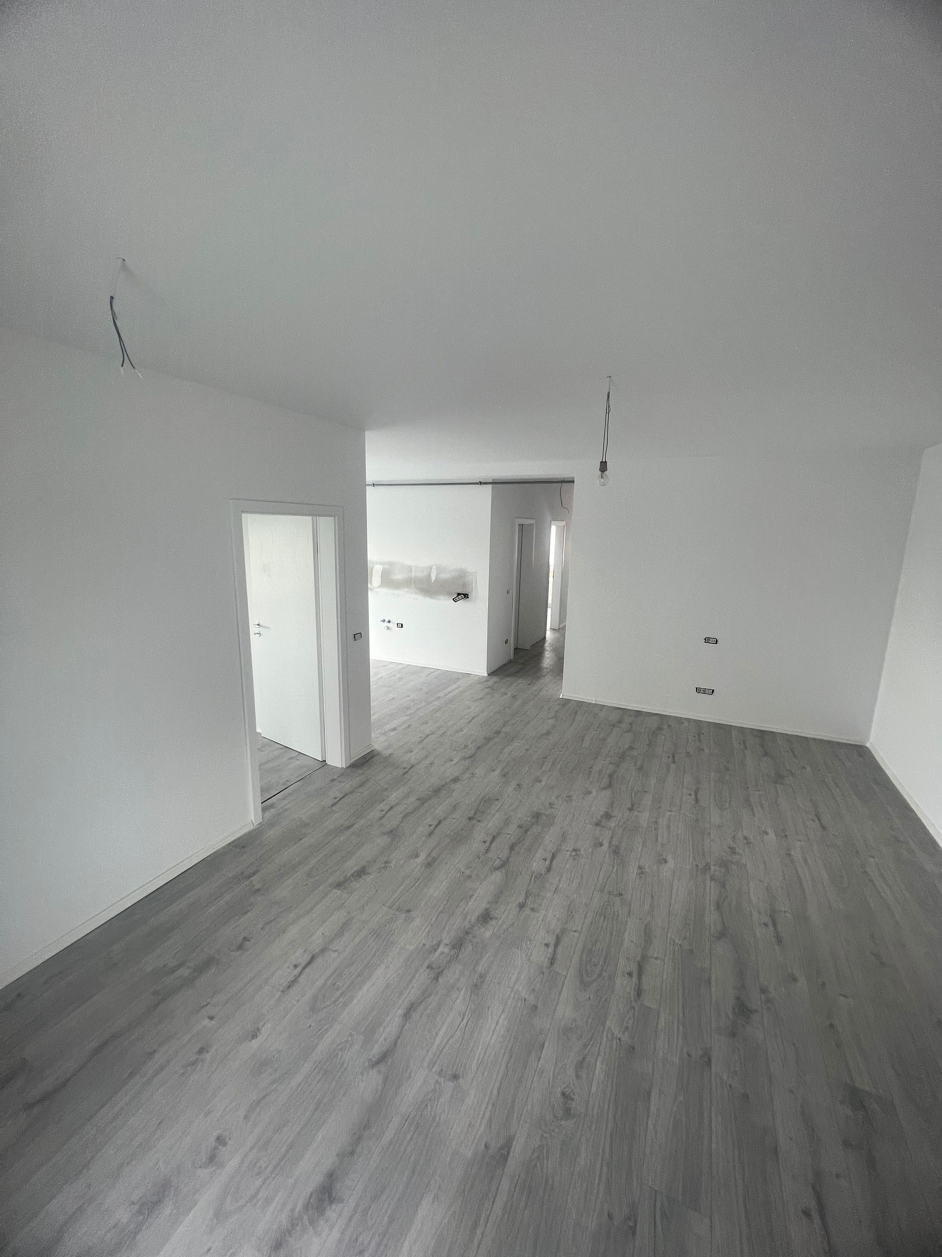 Vând apartament 3 camere Moșnița