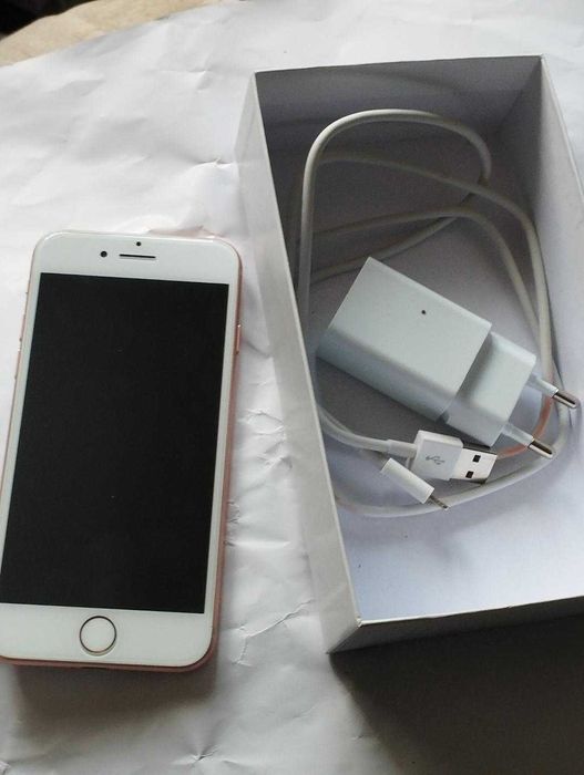 iphone 8 64,gold,nou,nefolosit PLUS HUSA NOUA CADOU