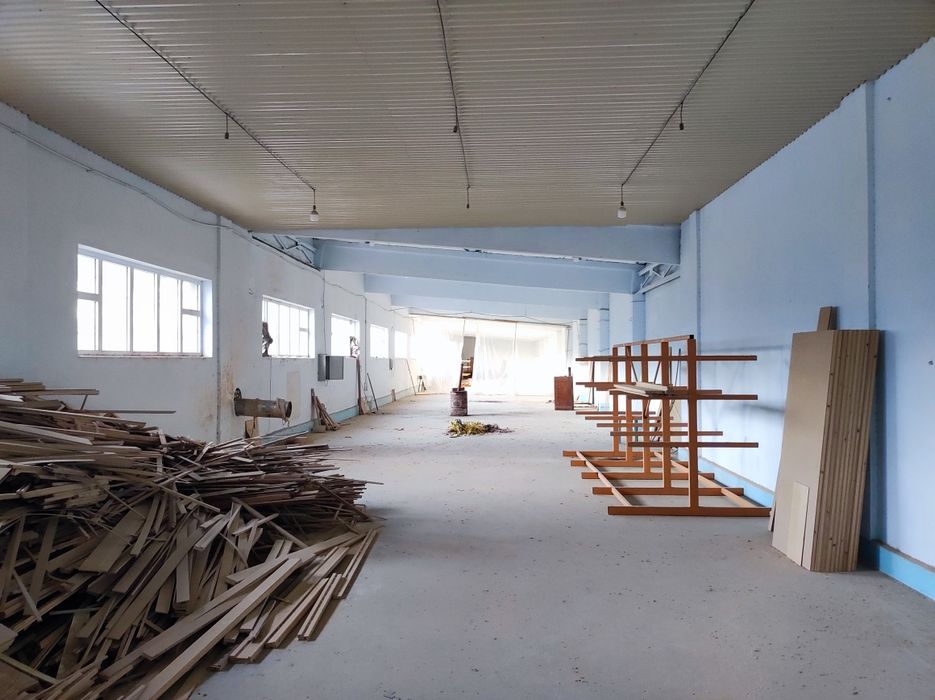 Продается здание. г.Янгиюль.