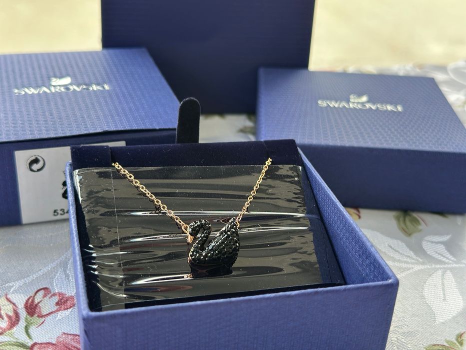 Colier Swarovski Swan lebădă neagra mărime medie cu lănțișor auriu