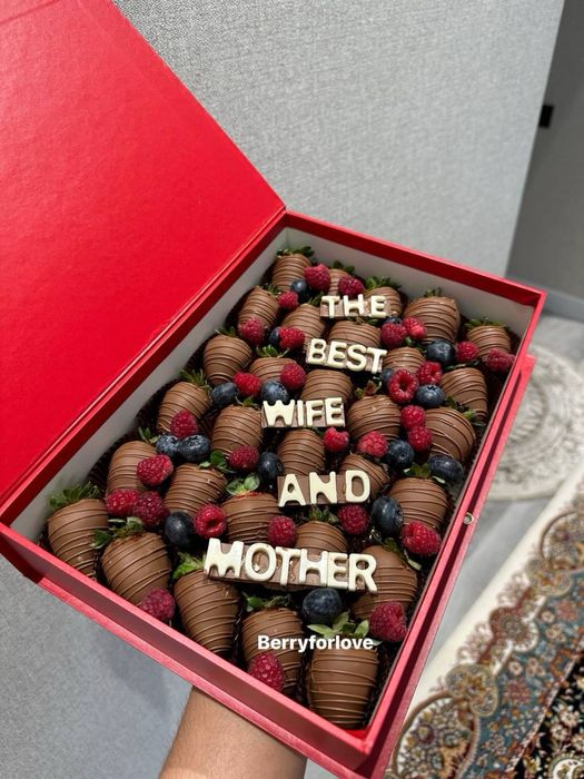 Клубника малина банан ягоды в шоколаде