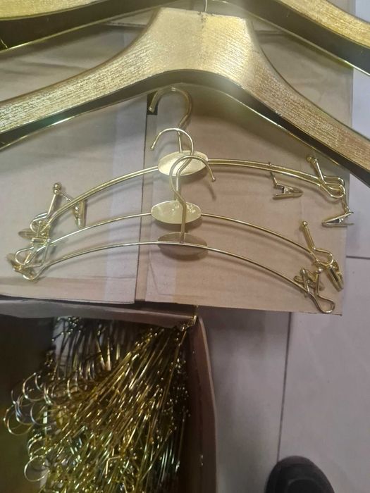 Продават се закачалки за дрехи