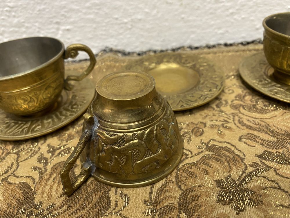 Стари арабски чаши за кафе от месинг