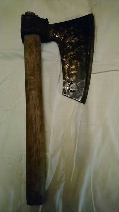 Стара специлна брадва за ръчна изработка на греди.