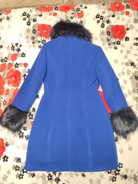 Palton Artista Cu Guler Si Mansete Cu Blana , Nr. 38 .