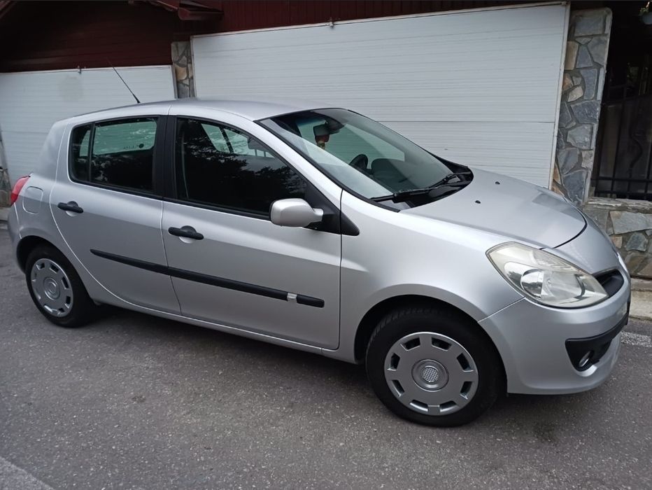Inchiriez autoturism ( Rent a car ) Renault Clio 3