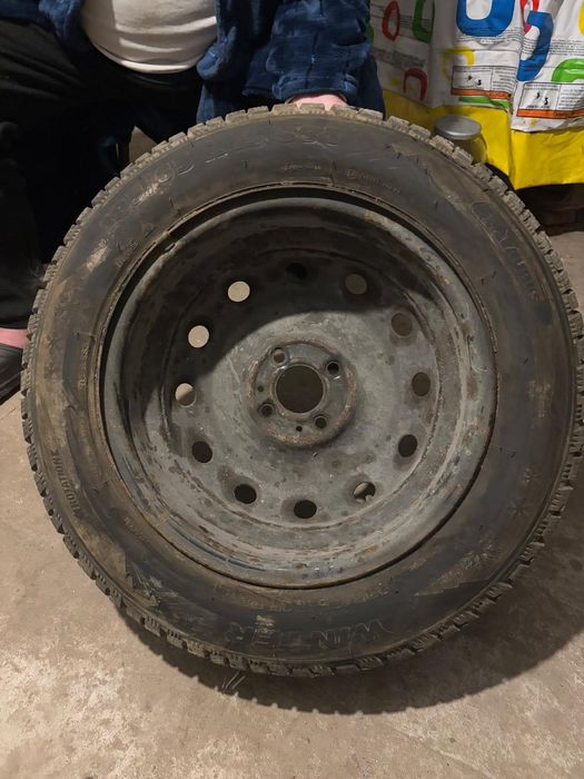 Vând 2 cauciucuri Logan