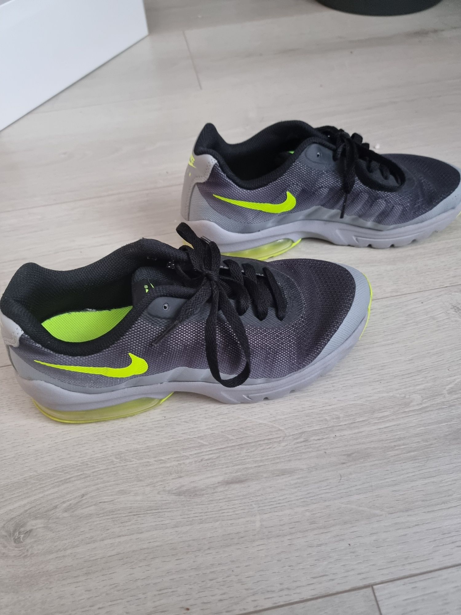 Nike Air Max INVIGOR 38.5