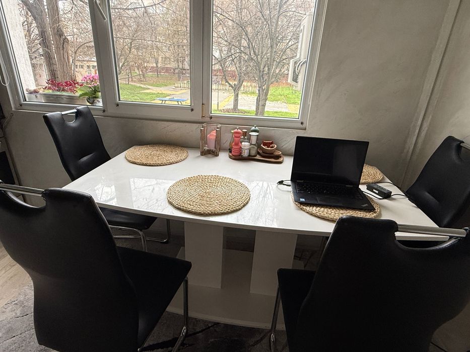 Продавам Трапезна маса с 4 стола