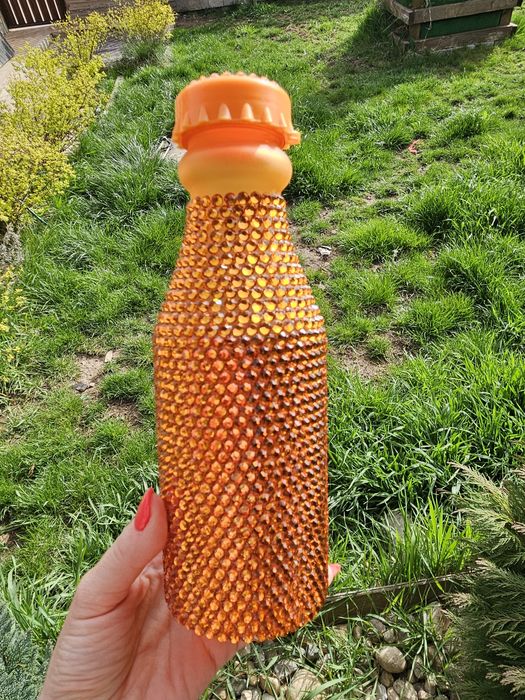 Уникален подарък! Пластмасови бутилки за вода с ръчно лепени камъни