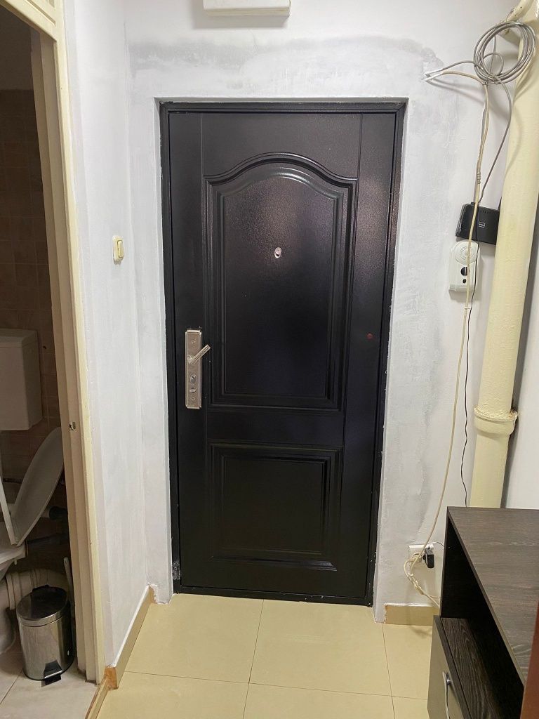 Targoviste ultracentral: vand garsonieră cu balcon inchis.