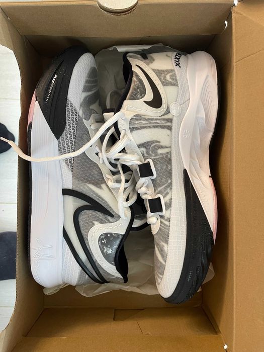 Nike Kyrie 8 basketball marime 45 NOU