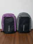Rucsac laptop antifurt cu cablu USB integrat.