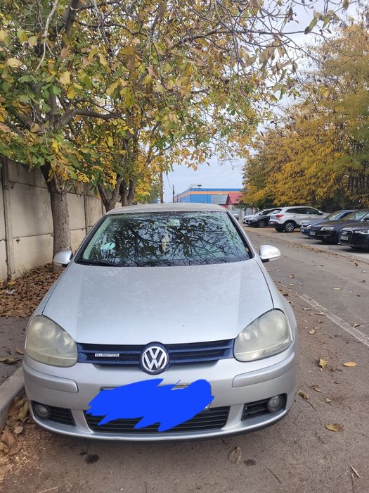 Vând golf 5.1.6 benzina culoarea gri an 2007 .