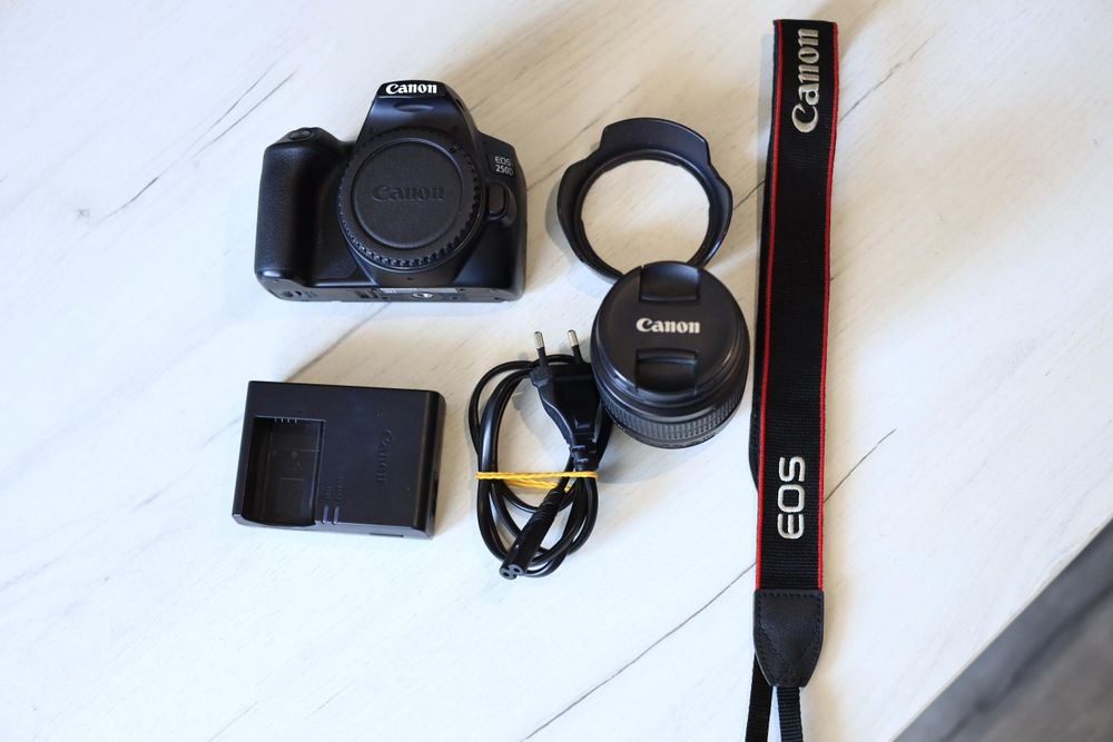 Canon 250D + 18-55 f.3.5-5.6 EF-S