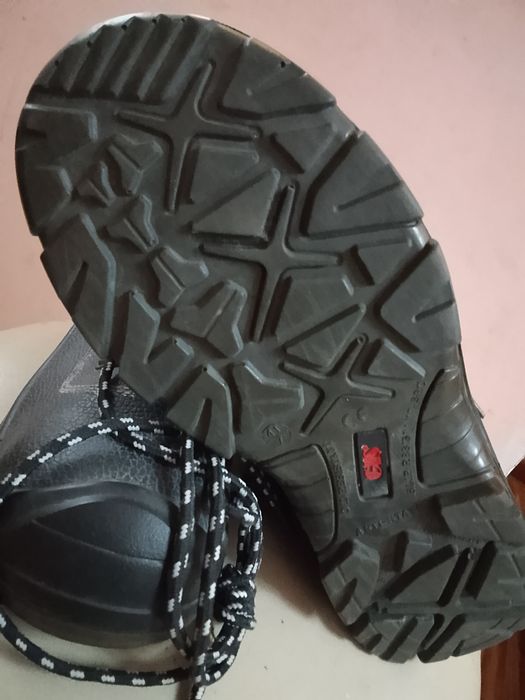 Ботинки с усиленными носами.