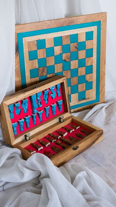 Tabla de sah cu piese din ceramica