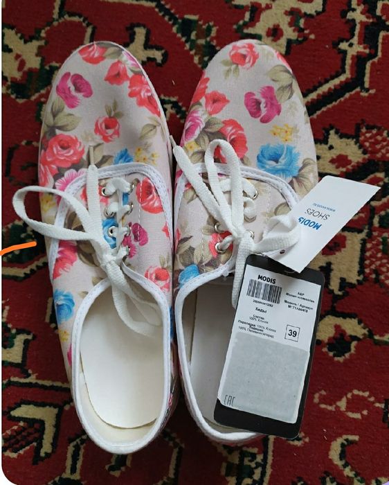 Продам новые женские кеды
