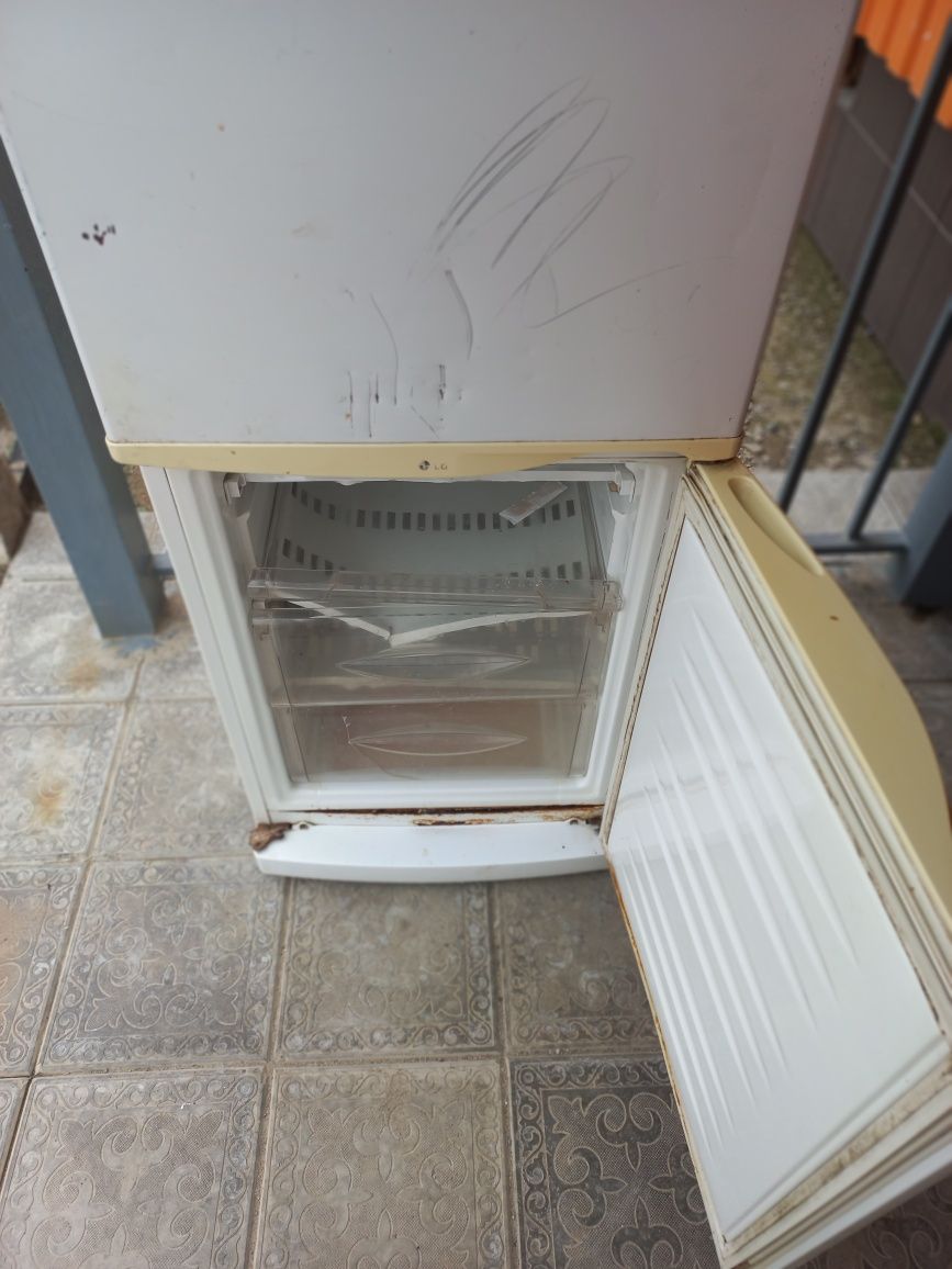 Холодильник в хорошем состоянии и плитка