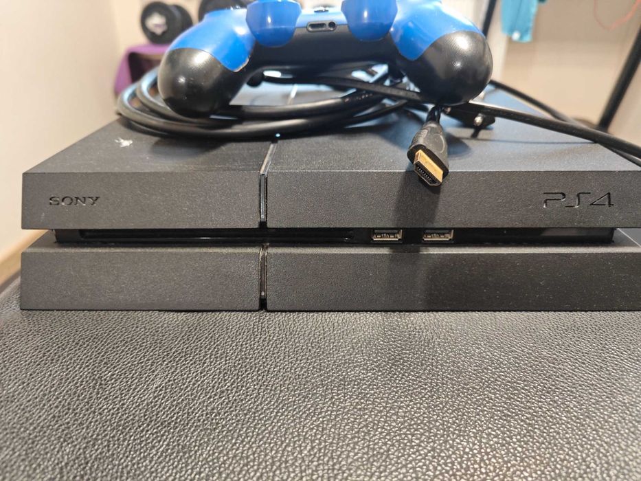 PlayStation 4/PS4 + 2 джойстика + игри