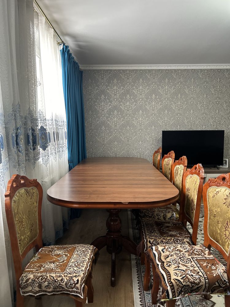 Стол со стульями из натурального дерева