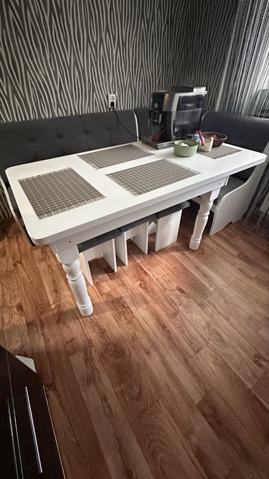 Продам Стол кухонный белый