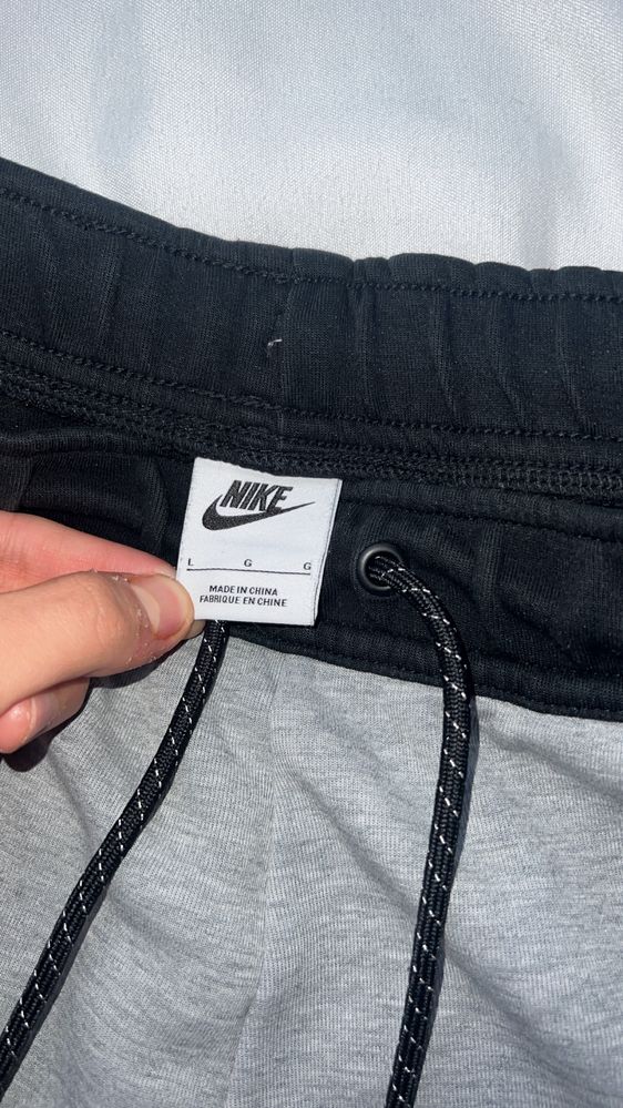 Vand urgent pantaloni Nike Tech!!!